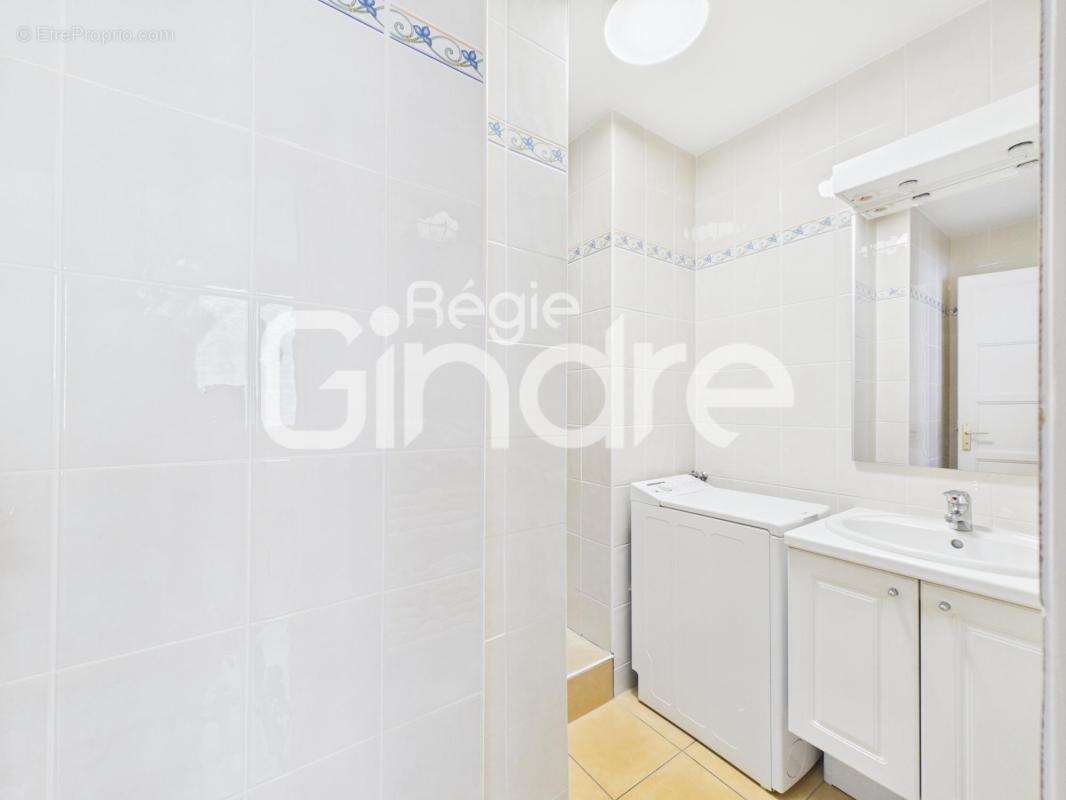 Vente - Appartement - 4 pièces + cuisine - 65 m² - 335 000 € - - photo 5