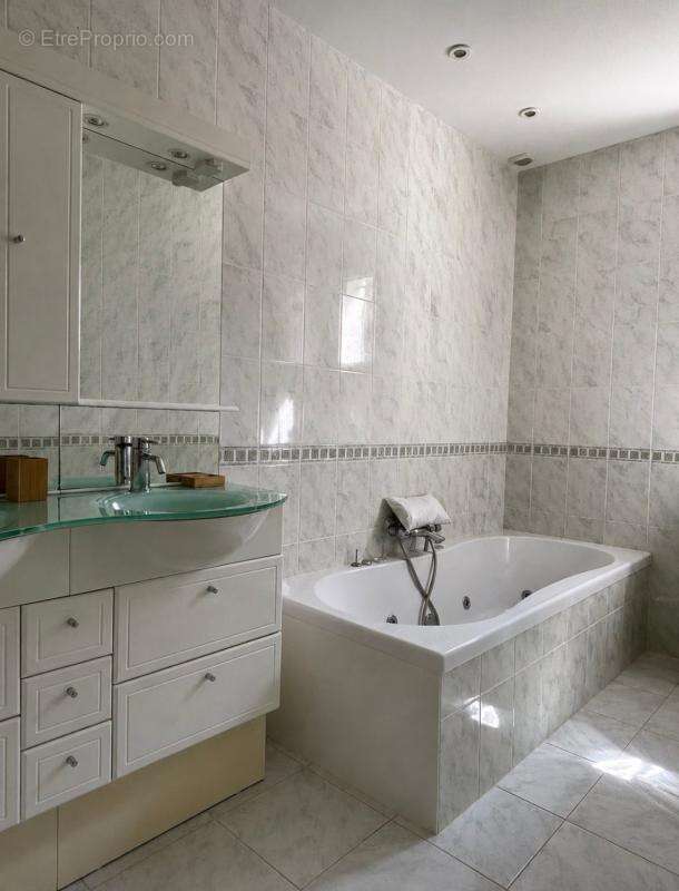 Maison à vendre à Chaucre – À seulement 500 mètres de la plage - photo 12