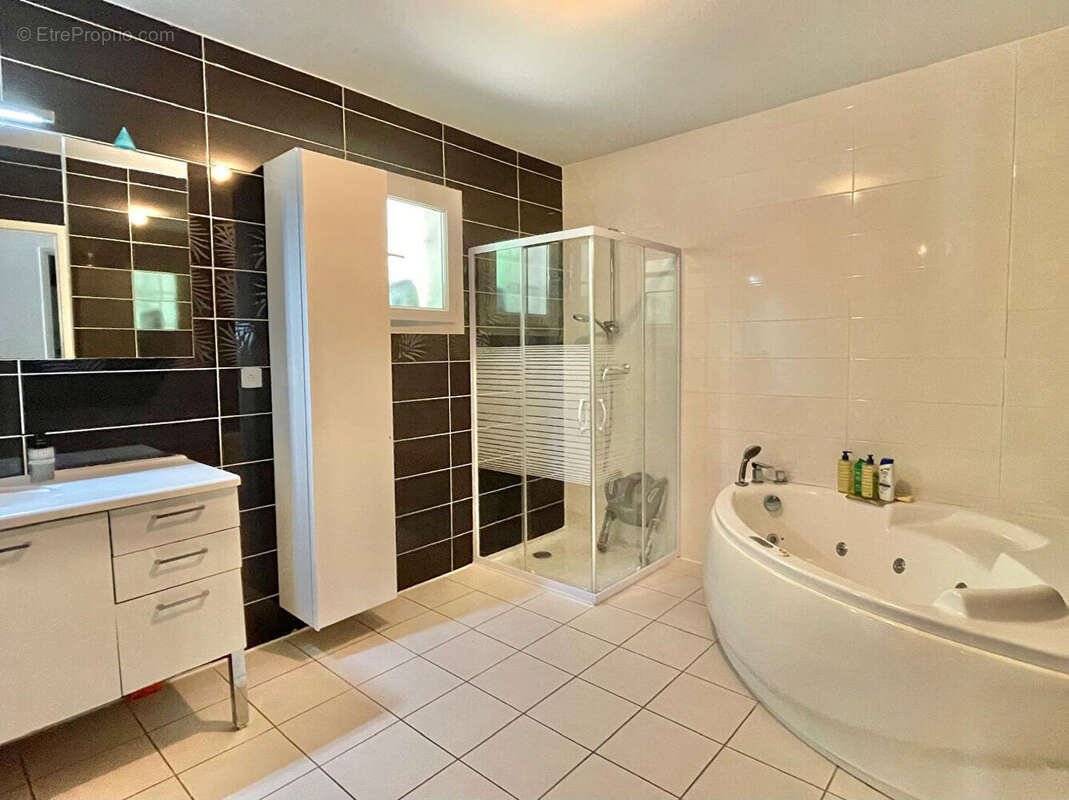 Maison à SAINT-CLAIR-DE-LA-TOUR