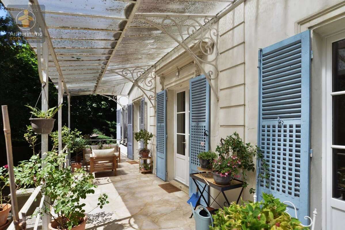 Maison à MANDRES-LES-ROSES