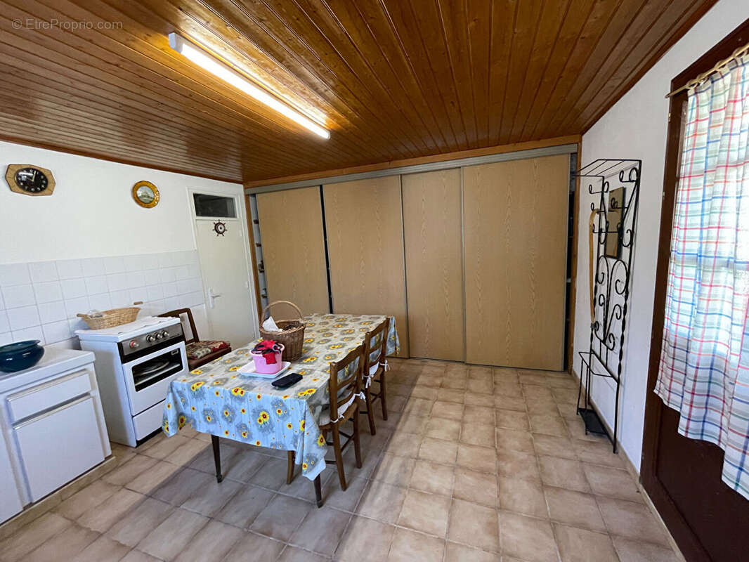 Maison en pierre 1833 de plain-pied avec dépendances - photo 17