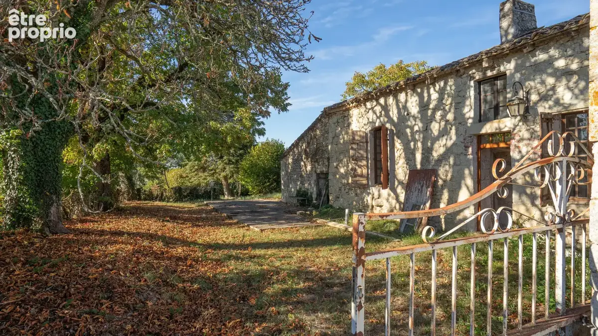 Beau potentiel pour cette propriété en pierre à rénover avec une maison, une grange et un terrain 7802 m2 avec - photo 3