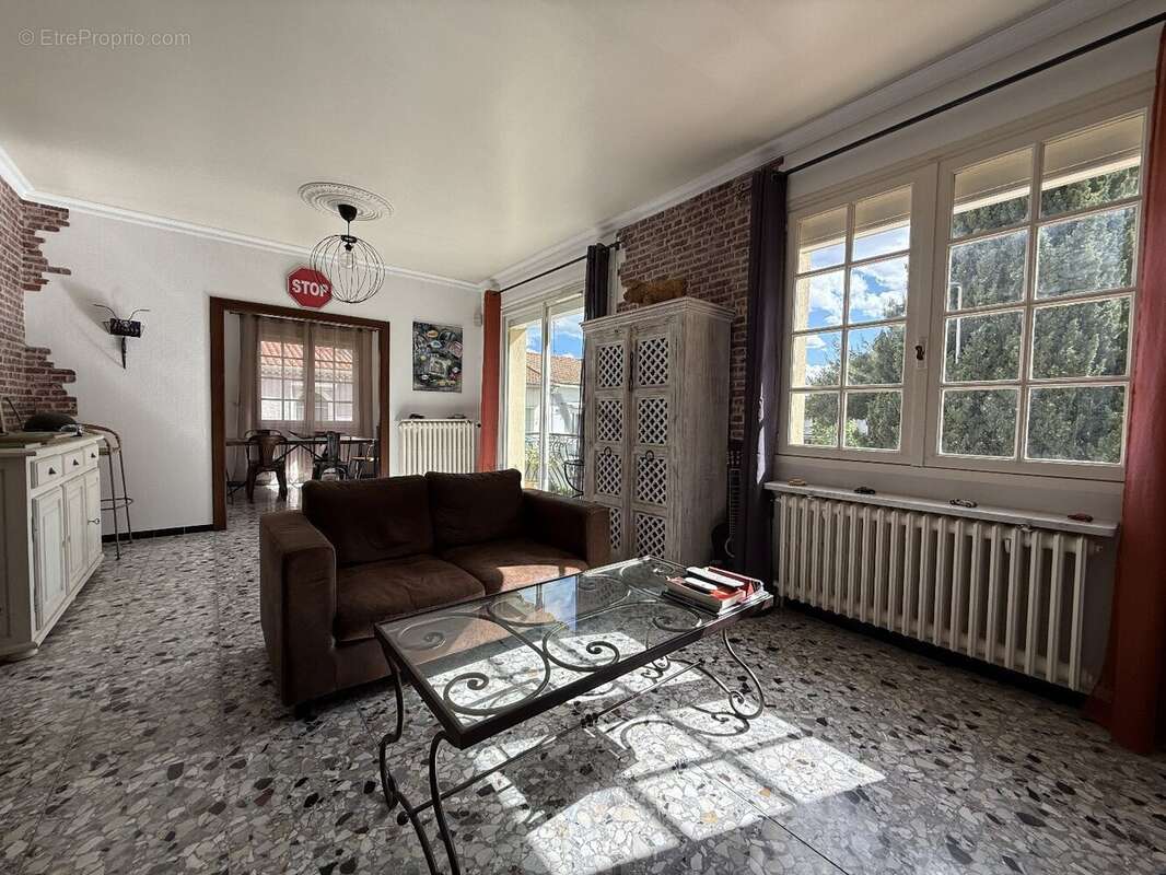Maison en trois faces sur deux niveaux avec Garage. - photo 2