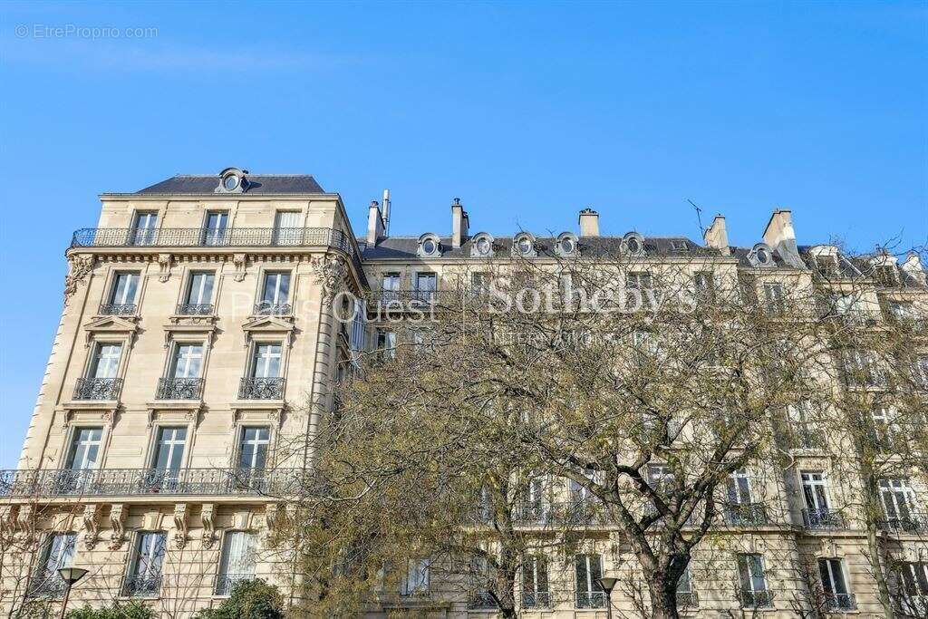 Appartement à NEUILLY-SUR-SEINE