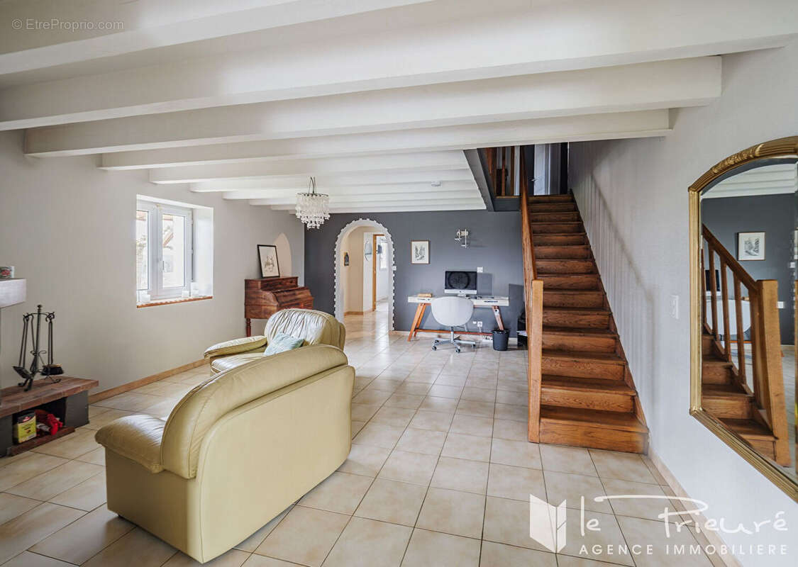 Propriété familiale de 305 m² avec terrain de 8 ha environ, piscine et belles dépendances - photo 7