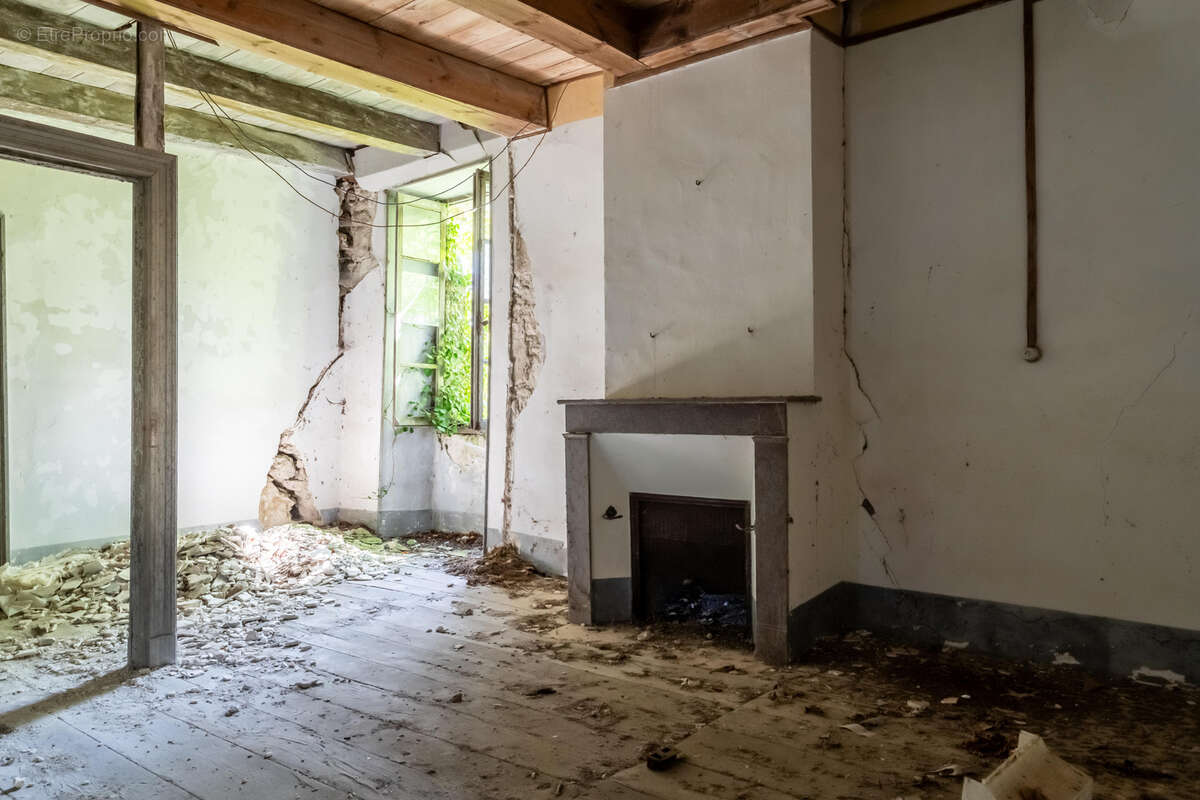 Maison en pierre à renover avec 3 granges - photo 9