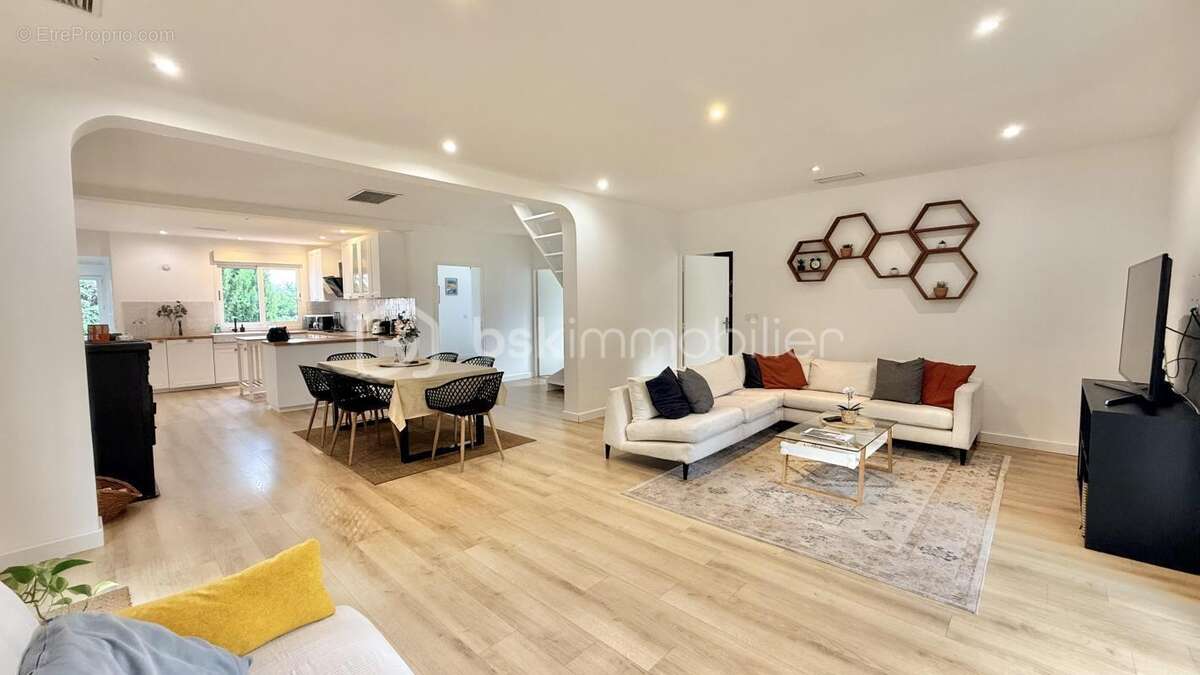 Vence – Centre à pied : maison individuelle 200 m², 4 chambres, domotique & panneaux solaires - photo 2