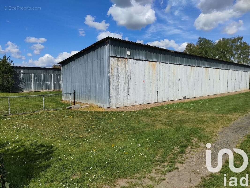 Photo 3 - Parking à LAVERSINES