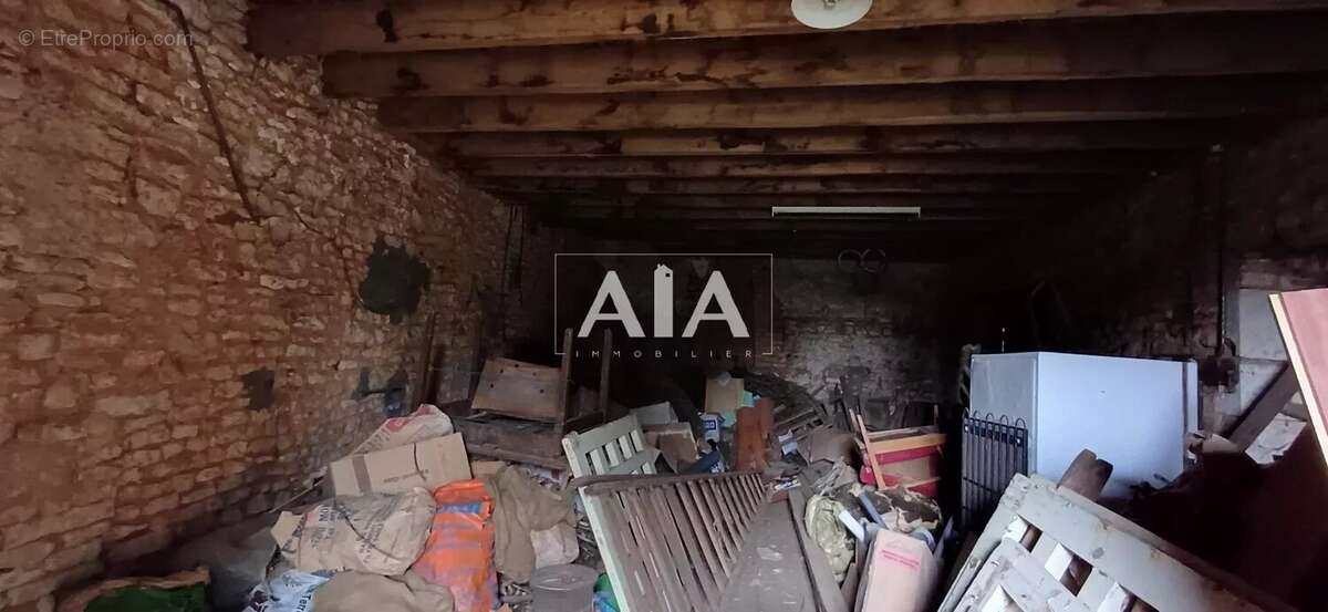 Maison à LES ADJOTS