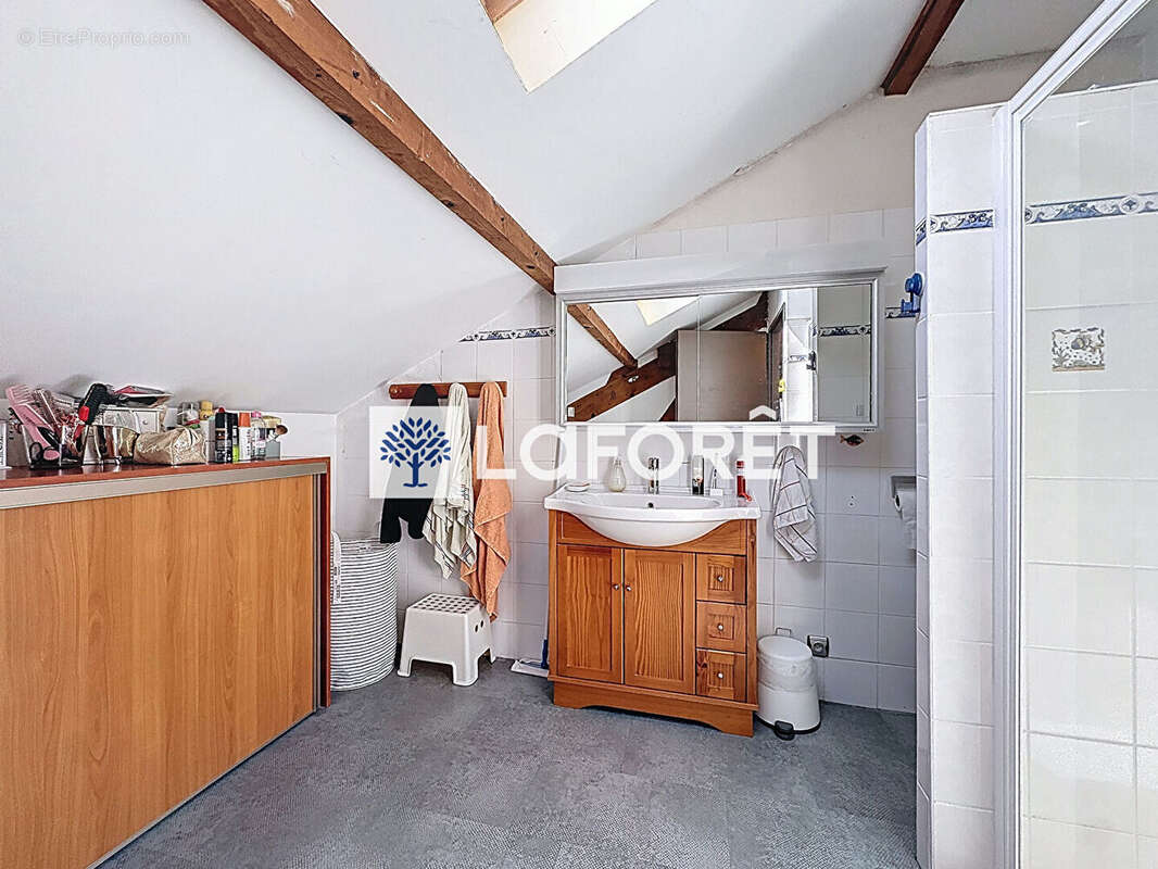 Maison coeur village de Tramoyes de 232,49m² et son terrain avec piscine de 942m² - photo 14