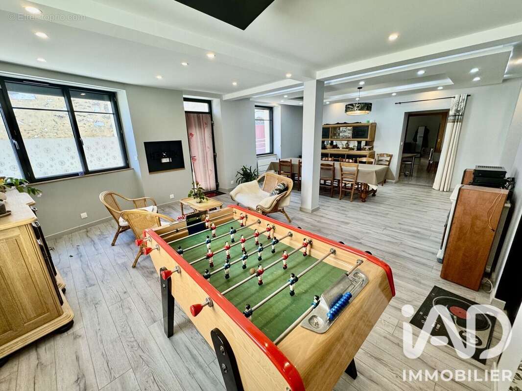 Maison 248 m² à Yvre-Le-Polin  - photo 4