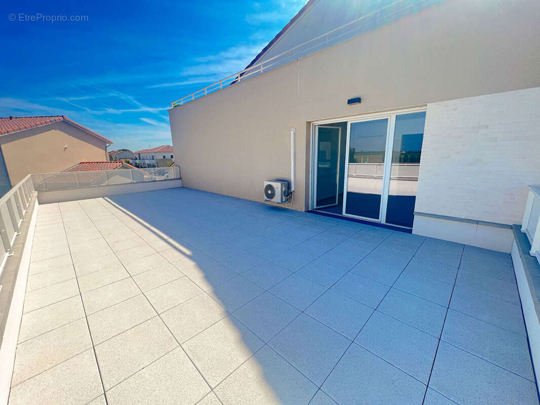 Appartement à PINS-JUSTARET