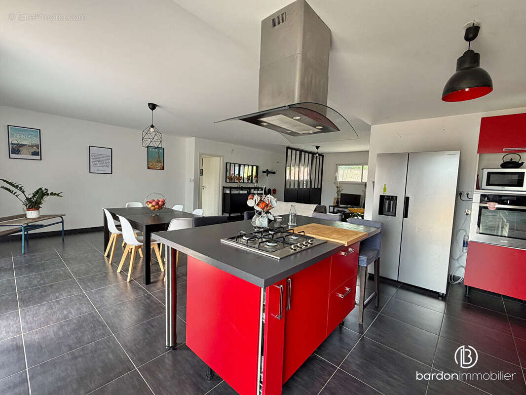Maison 5 pièces - 113 m² - Centre-ville de La Garnache - photo 6