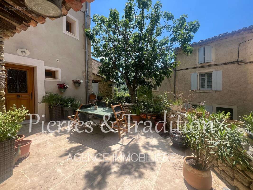 Saignon, maison de village entièrement rénovée avec 2 terrasses et vue - photo 3