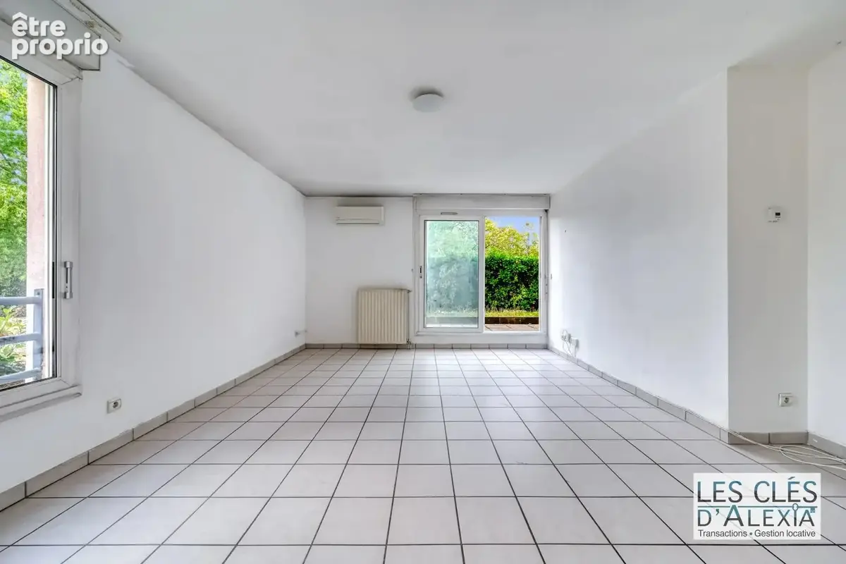 Bron – t3 en rez-de-jardin – terrasse, jardin, cave et stationnement - photo 12