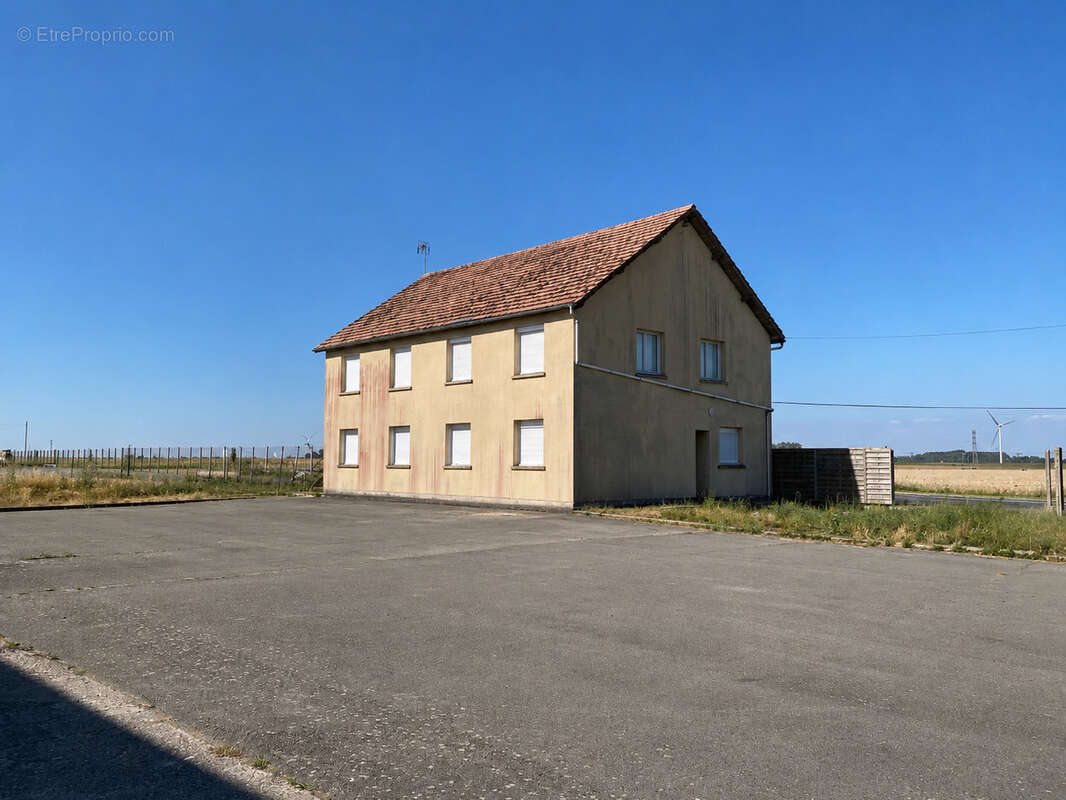 Immeuble avec 3 appartements + local artisanal - photo 2
