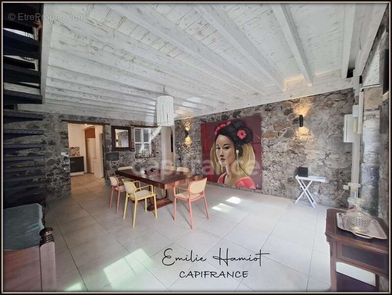 A vendre - Maison de Bourg Atypique et Rénovée – Vue Mer et Montagne – Saint-Pierre (972) - photo 2