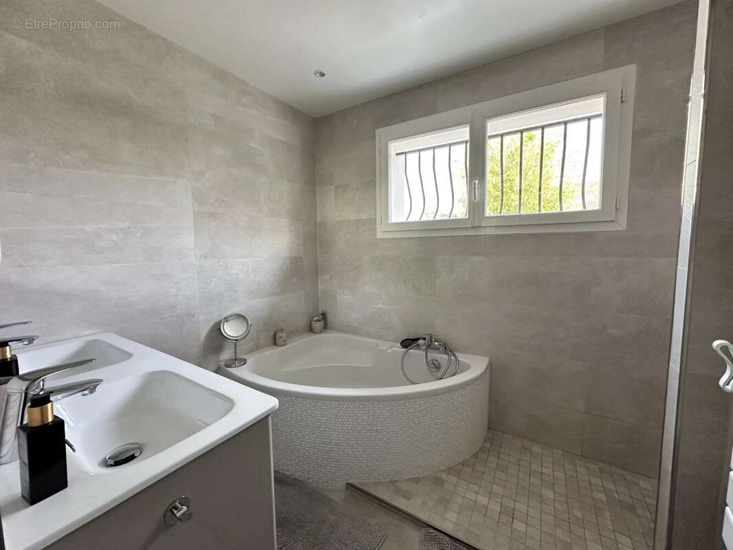 Maison à LE MESNIL-SAINT-DENIS