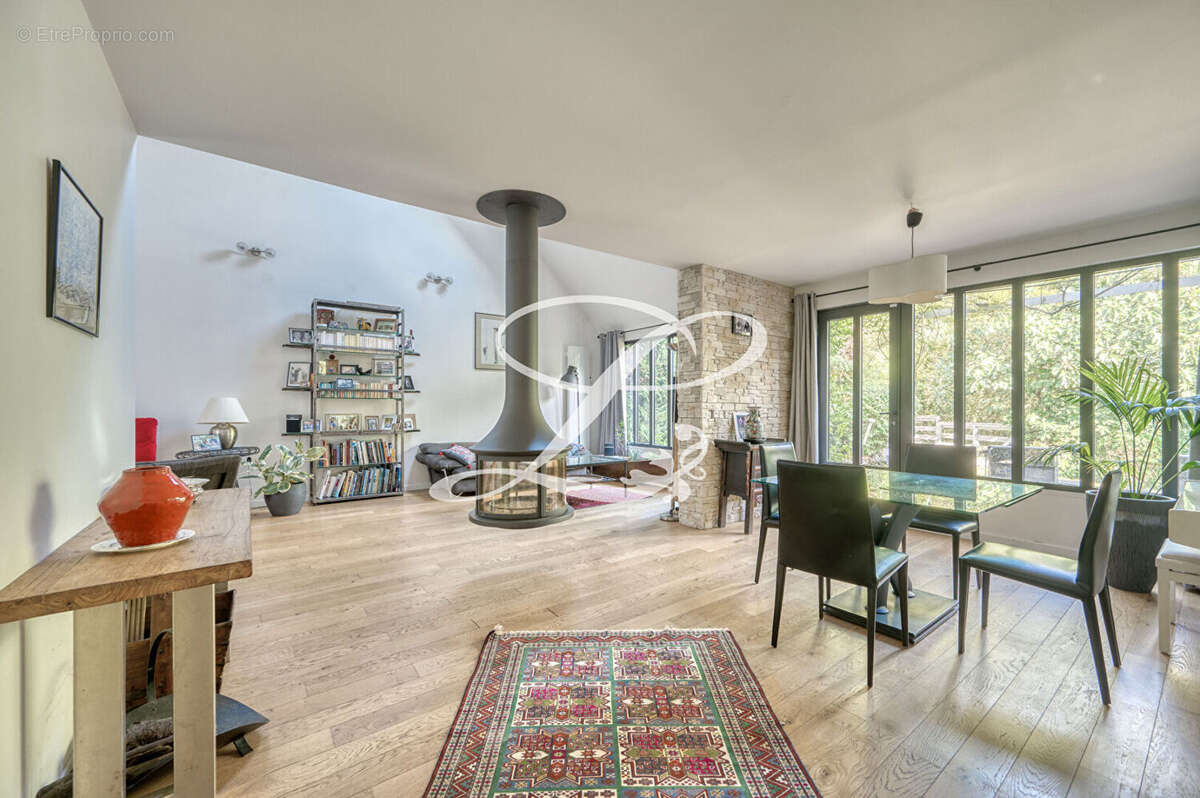 Maison à LE MESNIL-LE-ROI