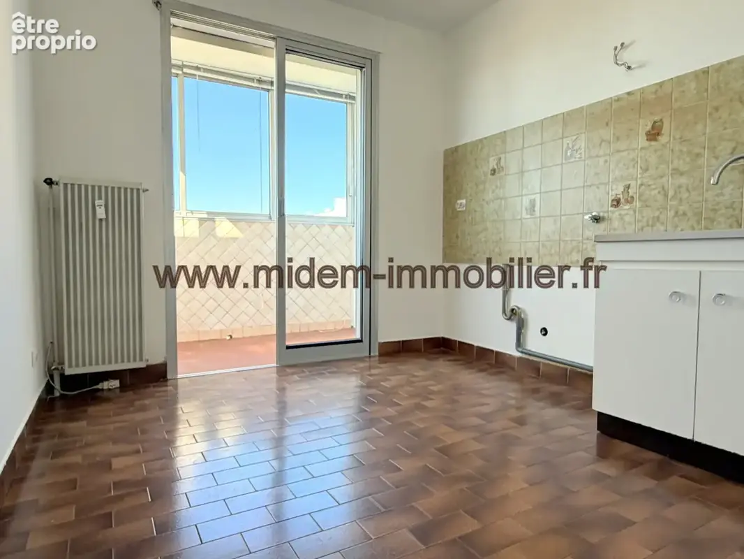 Nice Ouest, 3 P de 64 m2 + terrasse 12 m2 dernier étage vue mer 180o à 204000 euros - photo 4