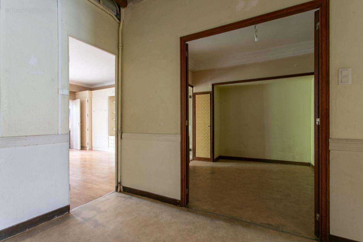 Maison La Chapelle Heulin Centre 9 P . 5 Chs . 216 M² . T 565 M² . Dépendances . Caves - photo 5