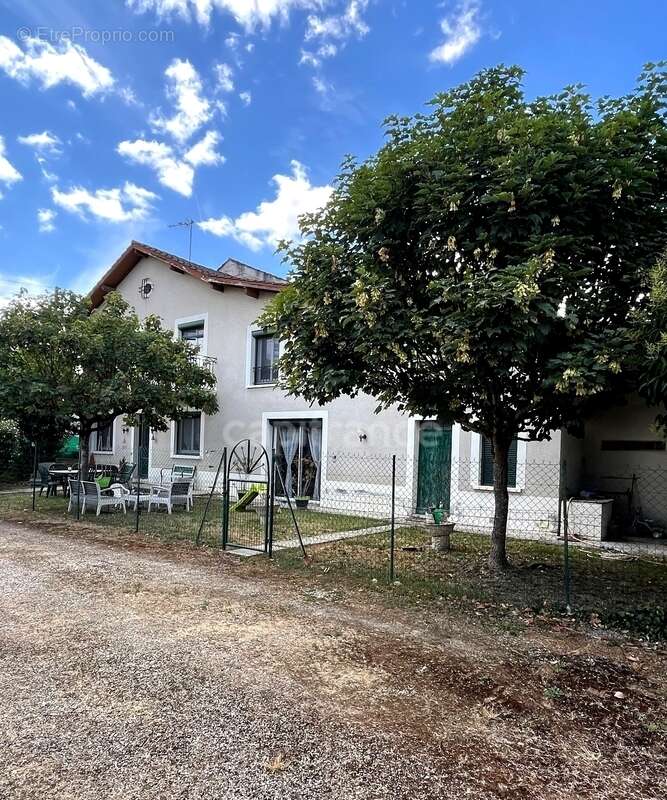 Maison de ville des années 70, 5 pièces, proche du centre ville de CONDOM (32) avec jardin, piscine et dépendances - photo 2