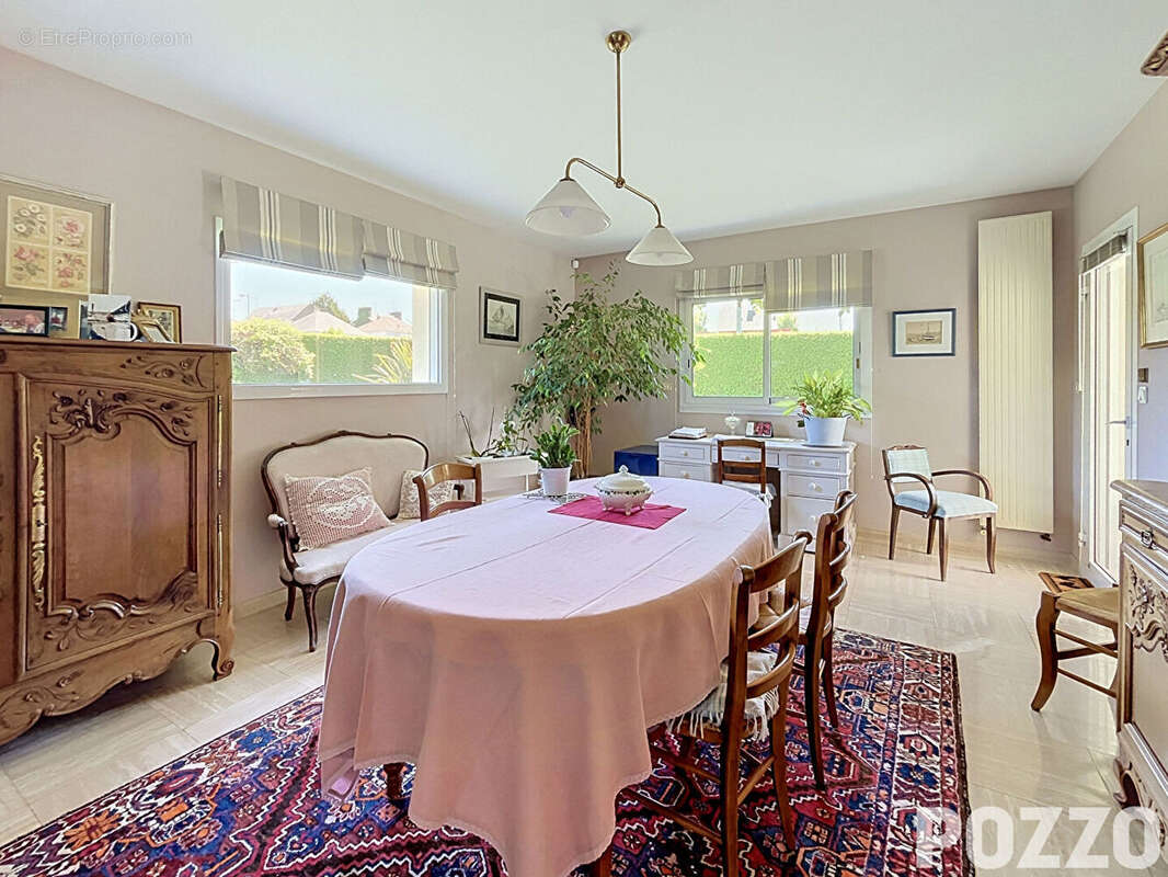 A Vendre - Élégante maison bourgeoise de 180 m² en plein coeur de Saint-Hilaire-du-Harcouët - photo 7