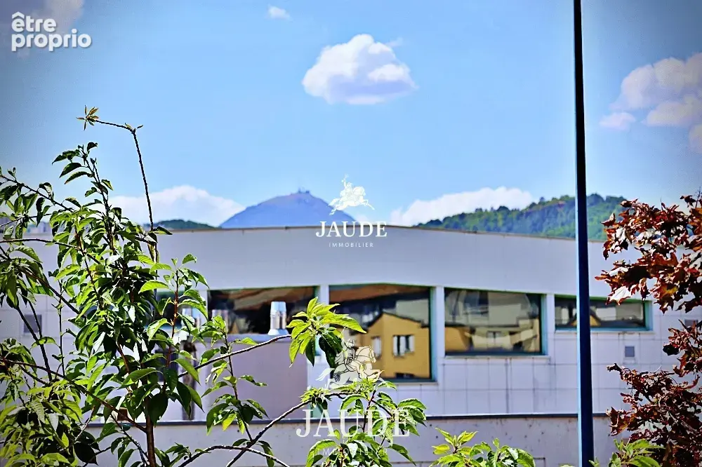 A VENDRE Appartement T3 rénové de 128 m2 avec deux terrasses, vue sur le Puy de Dôme, garage et parking - photo 6