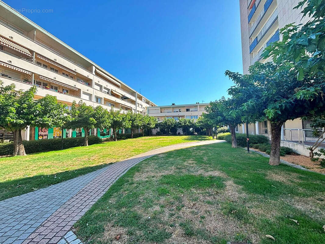 Appartement t4 91 m² le coteau - photo 12
