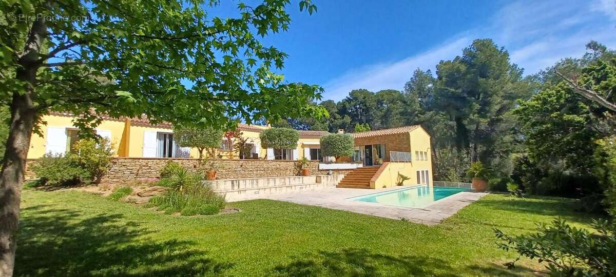 Maison à SAINT-CYR-SUR-MER