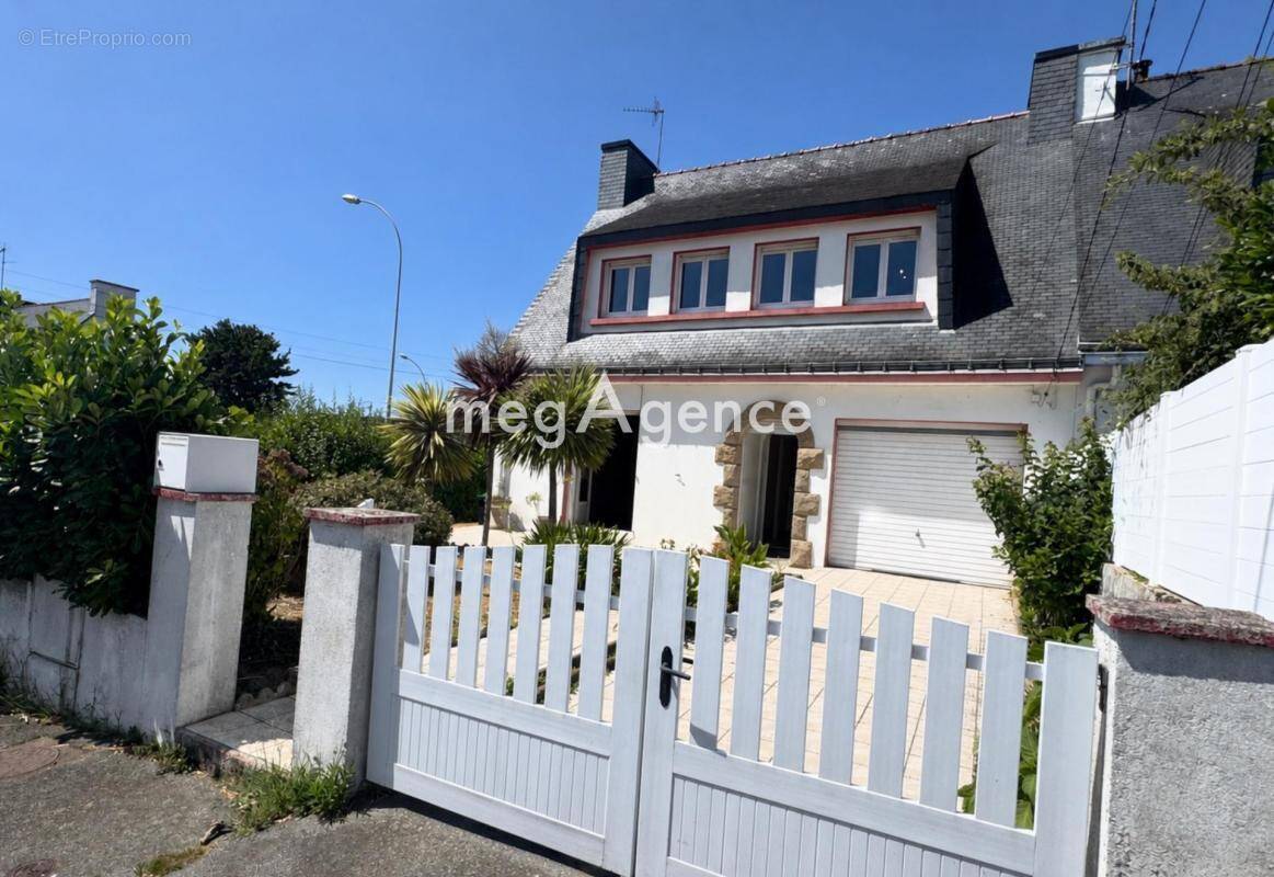 Lanester – Maison 3 chambres avec garage, jardin clos et beau potentiel - photo 1