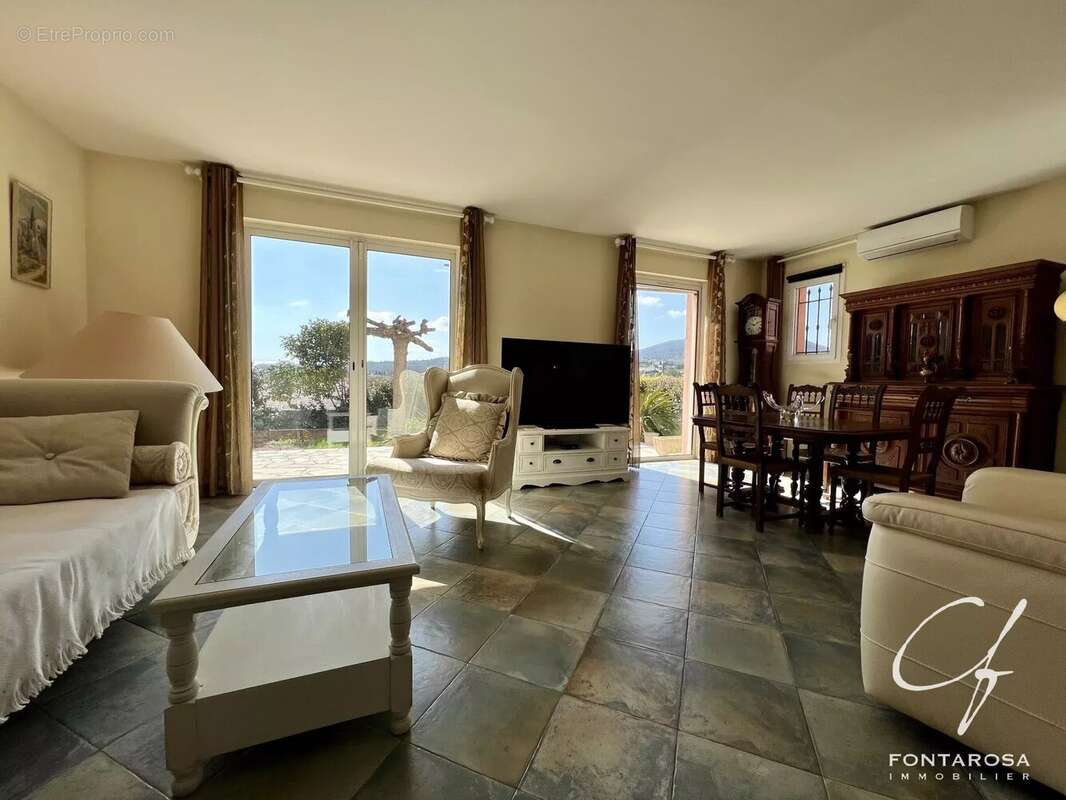 Maison à ROQUEBRUNE-SUR-ARGENS