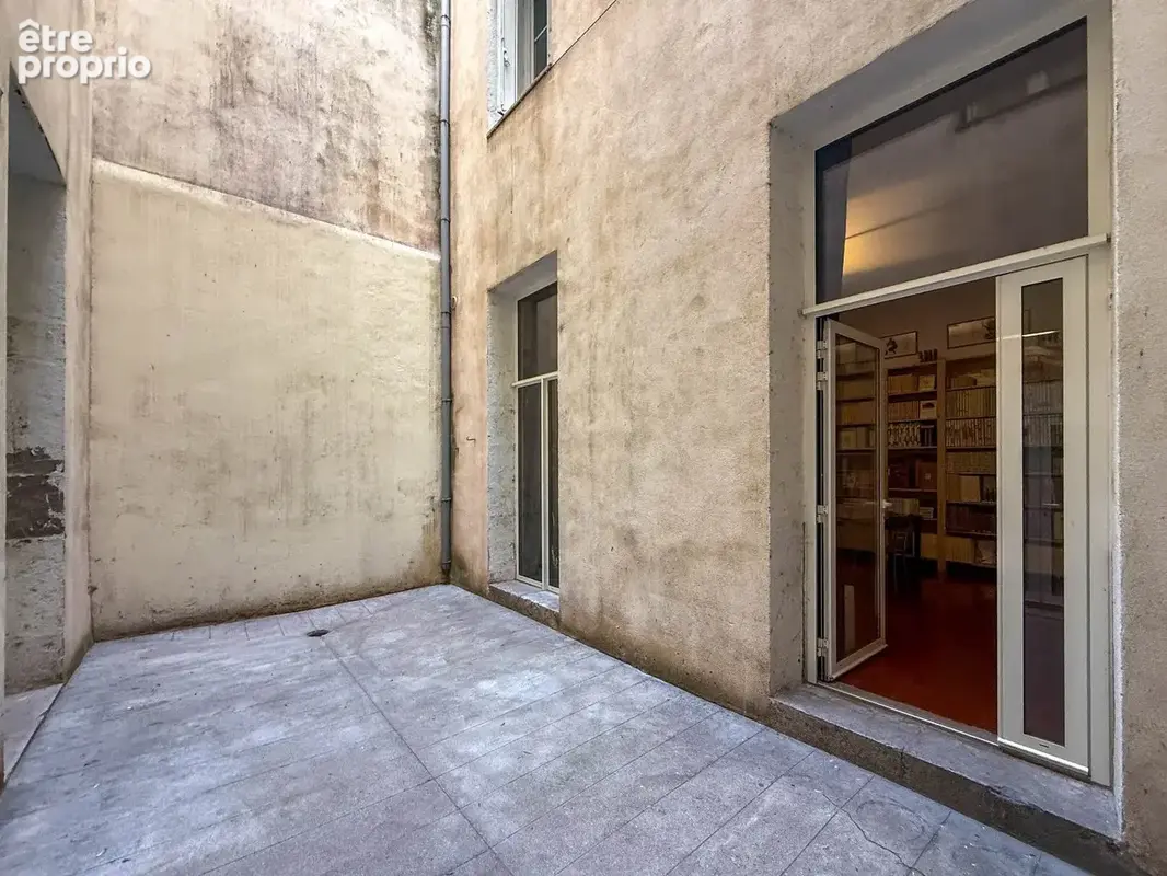 Dans une rue piétonne, ancien logement de gardien, actuellement utilisé en local - photo 2