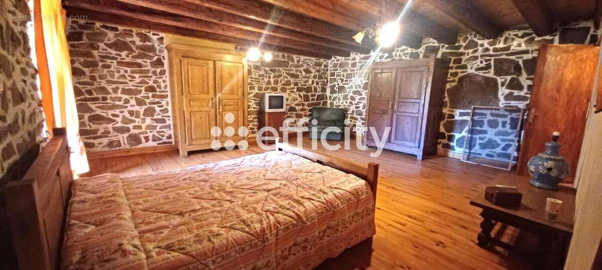 Maison 92 m² à Chaudes-Aigues  - photo 6
