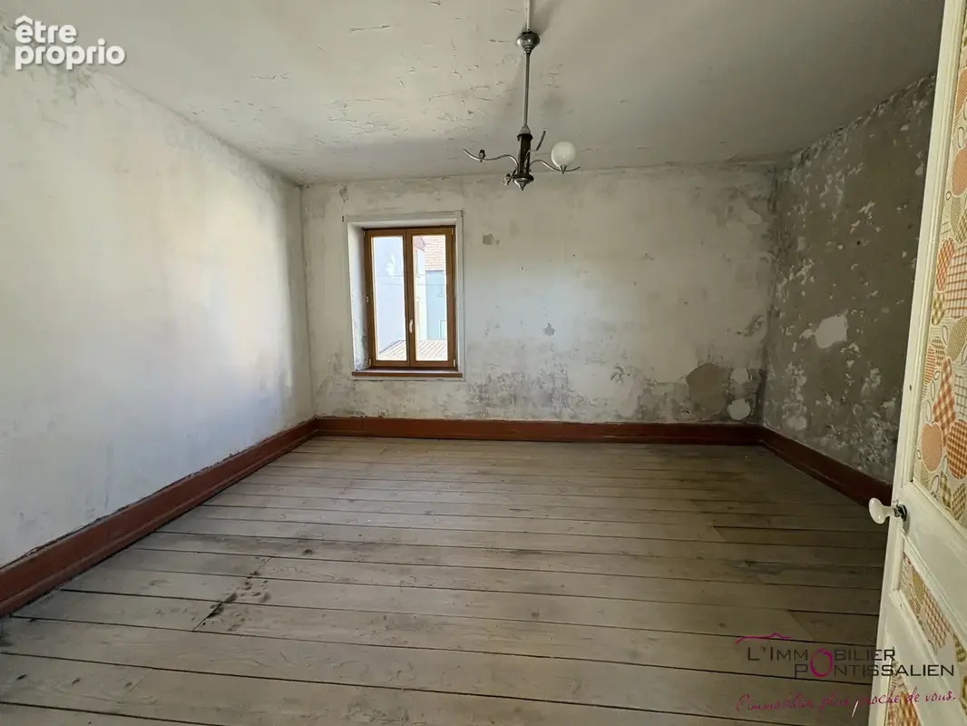 Frasne : maison individuelle offrant de beaux volumes, fort potentiel, garage - photo 13