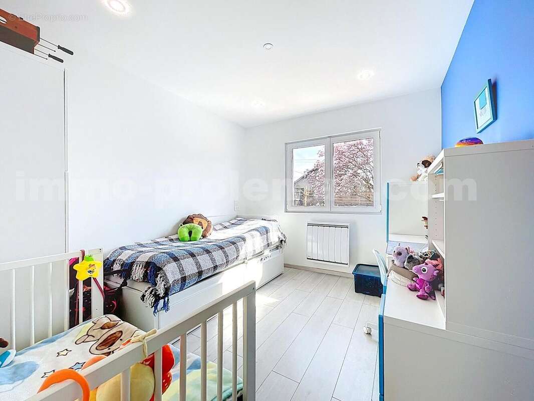 Maison_individuelle_terrain_cuisine_séparée_Vétraz_Monthoux_proche_commerces_bus_tram_ceva_gare_frontieres_suisse_genève_exterieur_salon_séjour_cuisine_Chambre_1_salle_de_bains_chambre_2_ - Maison à VETRAZ-MONTHOUX