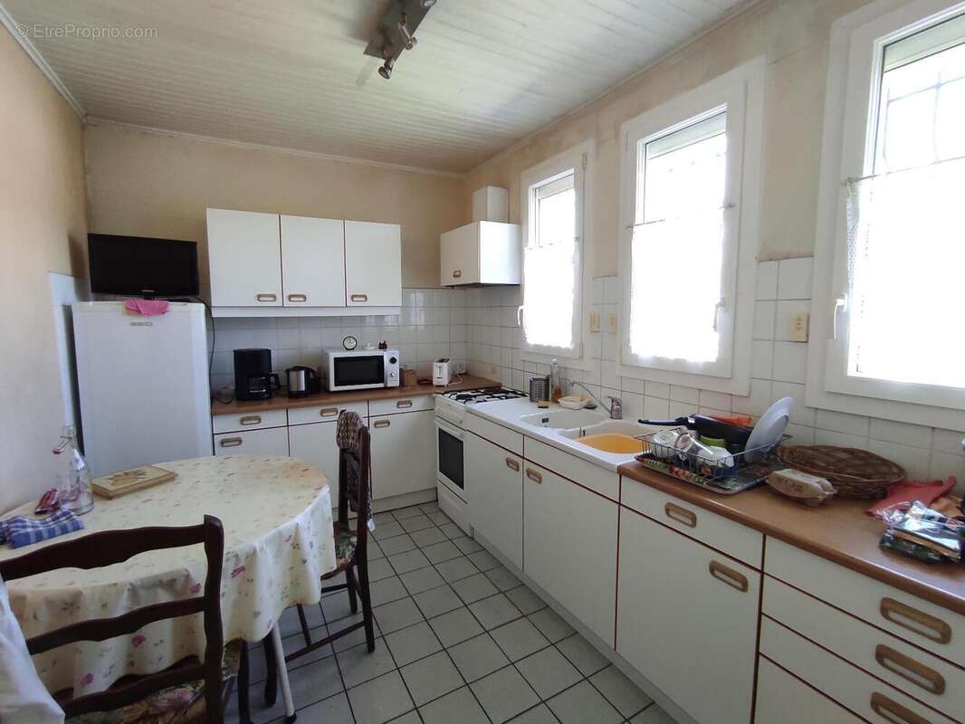   - Maison à MEYZIEU