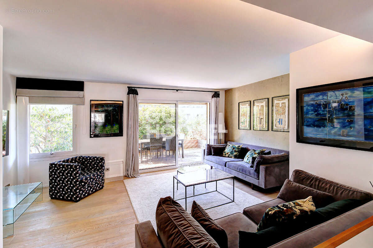 Appartement à PARIS-16E