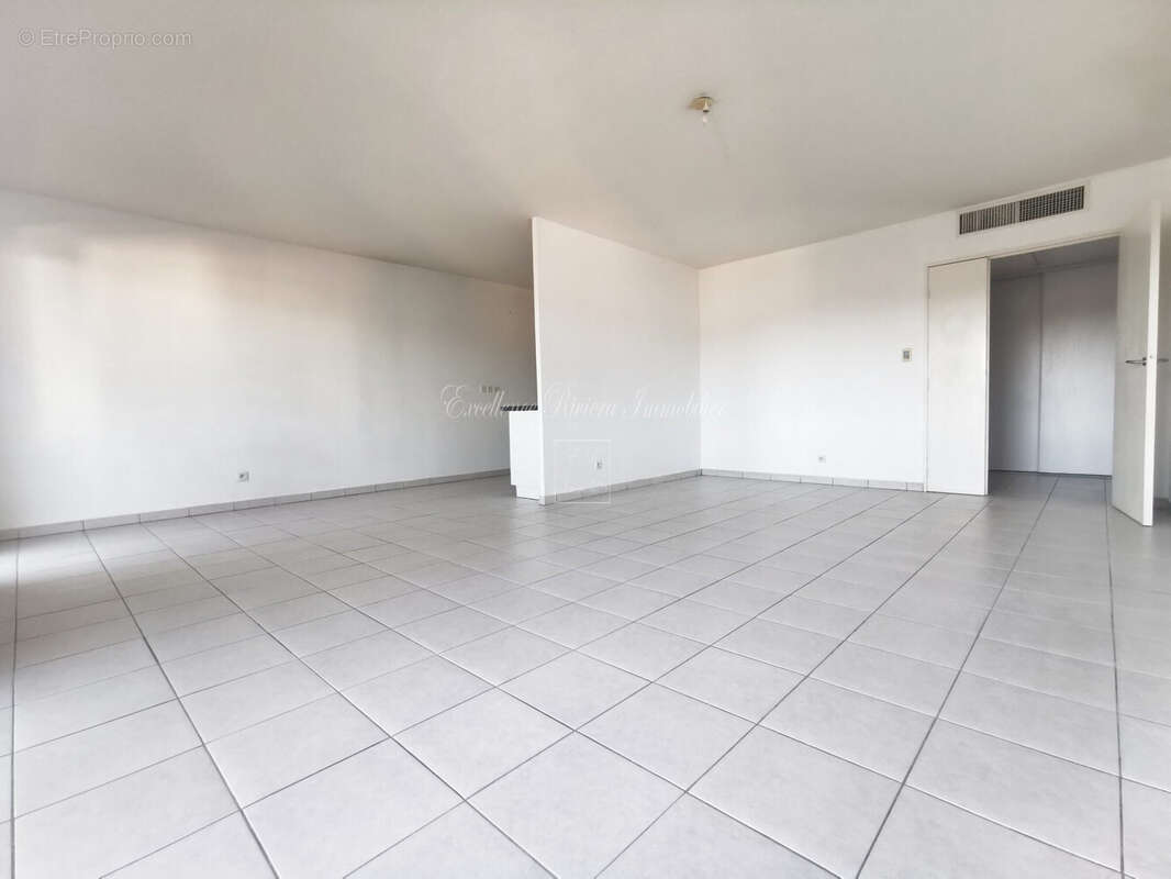 Appartement à LA ROQUETTE-SUR-SIAGNE