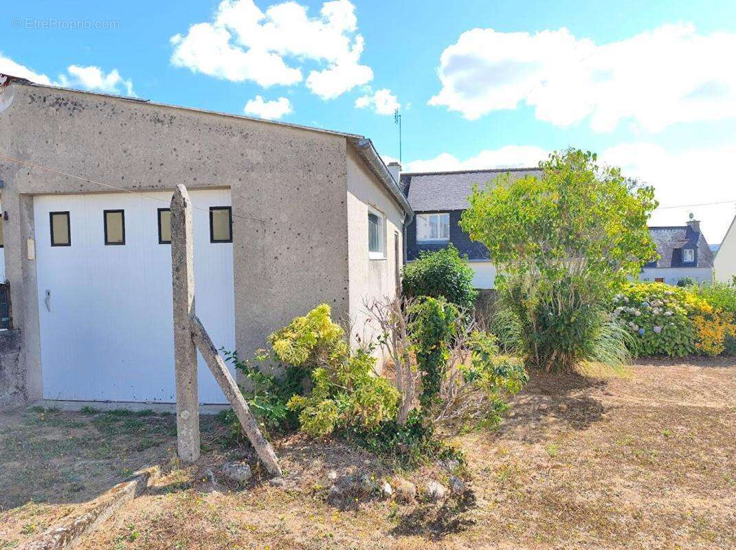 29520 Châteauneuf du Faou maison mitoyenne au calme 3 chambres cuisine salon bureau et garage - photo 10