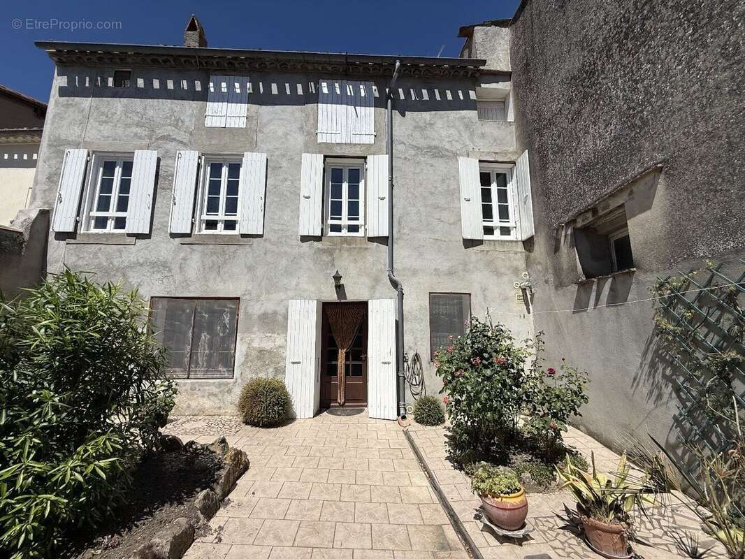 Grande maison de ville avec cours + possibilité de 2 logements ! - photo 2