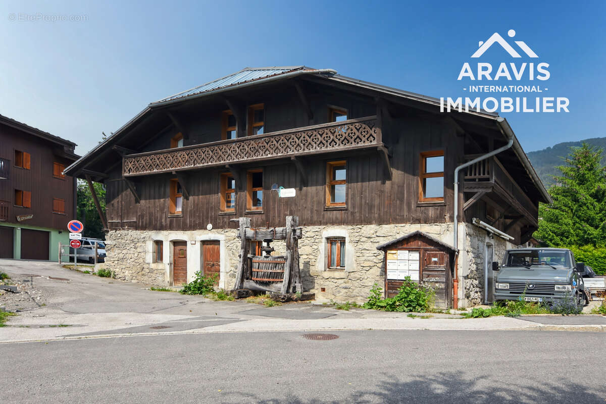 Une opportunité rare au cœur du village des Carroz ! - photo 4
