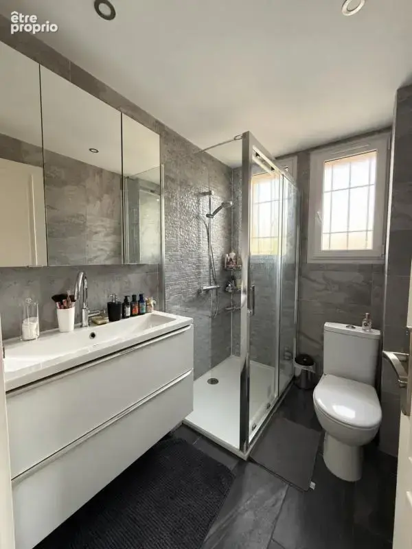 Située à Mériel, cette maison familiale offre une distribution fonctionnelle ainsi qu’un beau potentiel d’évolution - photo 9