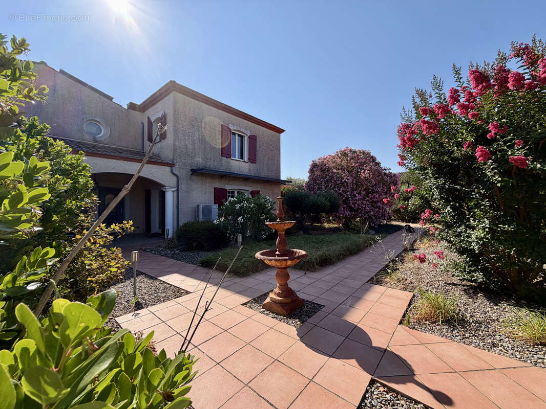 Maison avec jardin et piscine pool house et garage - photo 2