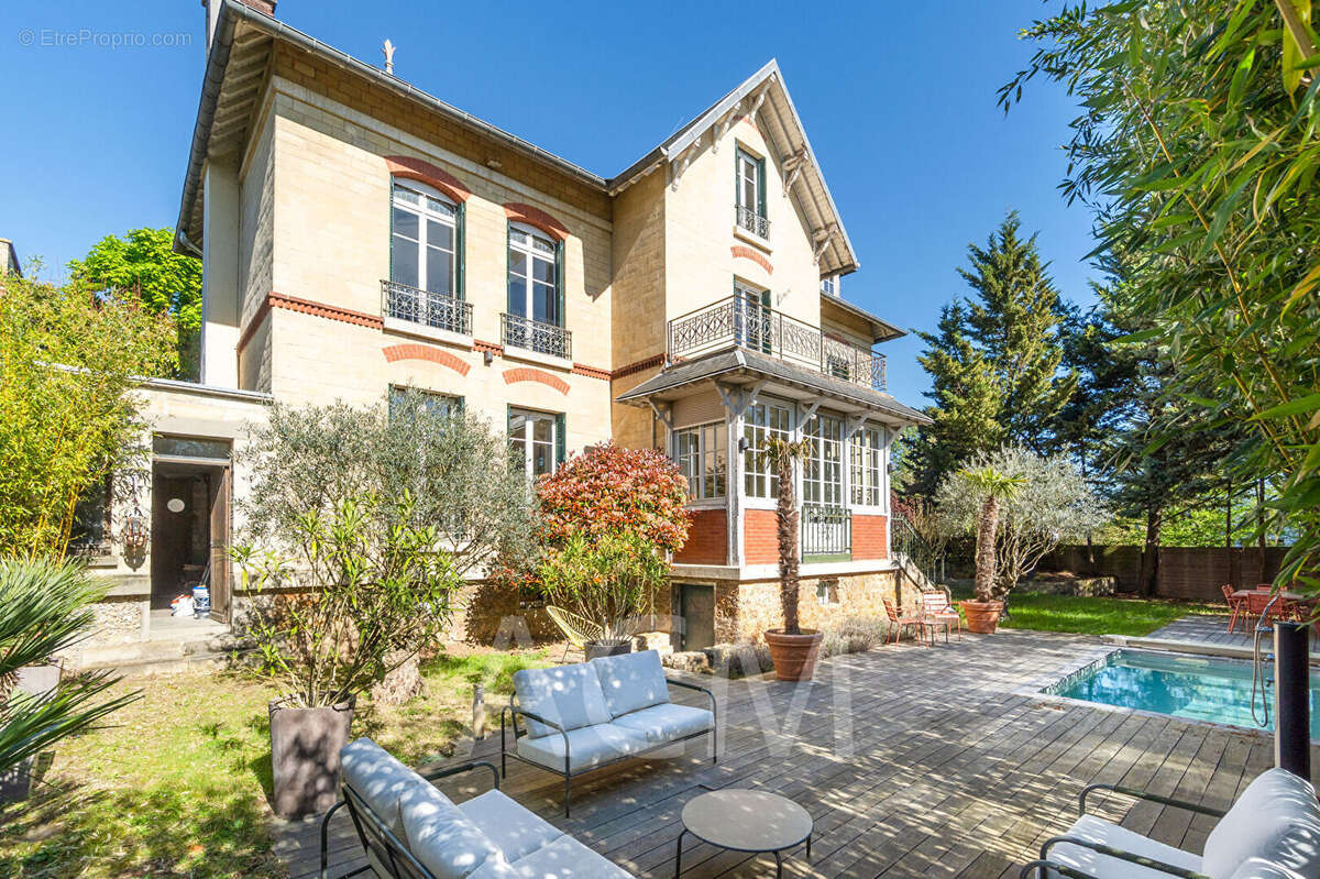 Maison à LE MESNIL-LE-ROI