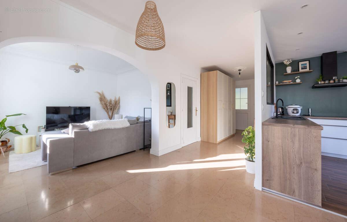 Appartement à SAINT-PRIEST-EN-JAREZ