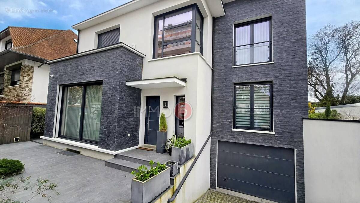 Maison à LES PAVILLONS-SOUS-BOIS