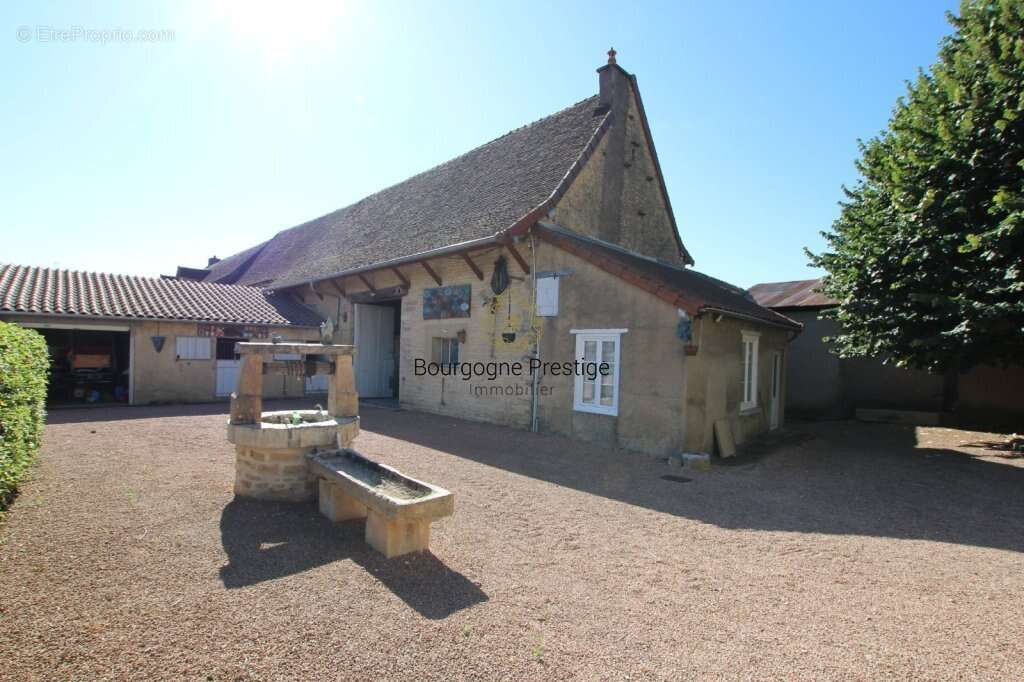 Ancienne ferme a renover de 107 m² avec grange et dependances sur 2300 m² de terrain - photo 3