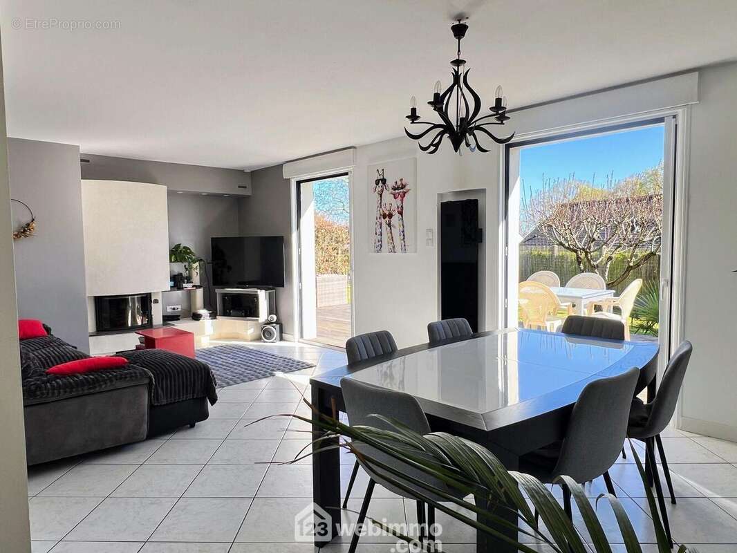 La maison dispose d'une belle pièce de vie lumineuse de 27 m²... - Maison à MONTREUIL-JUIGNE