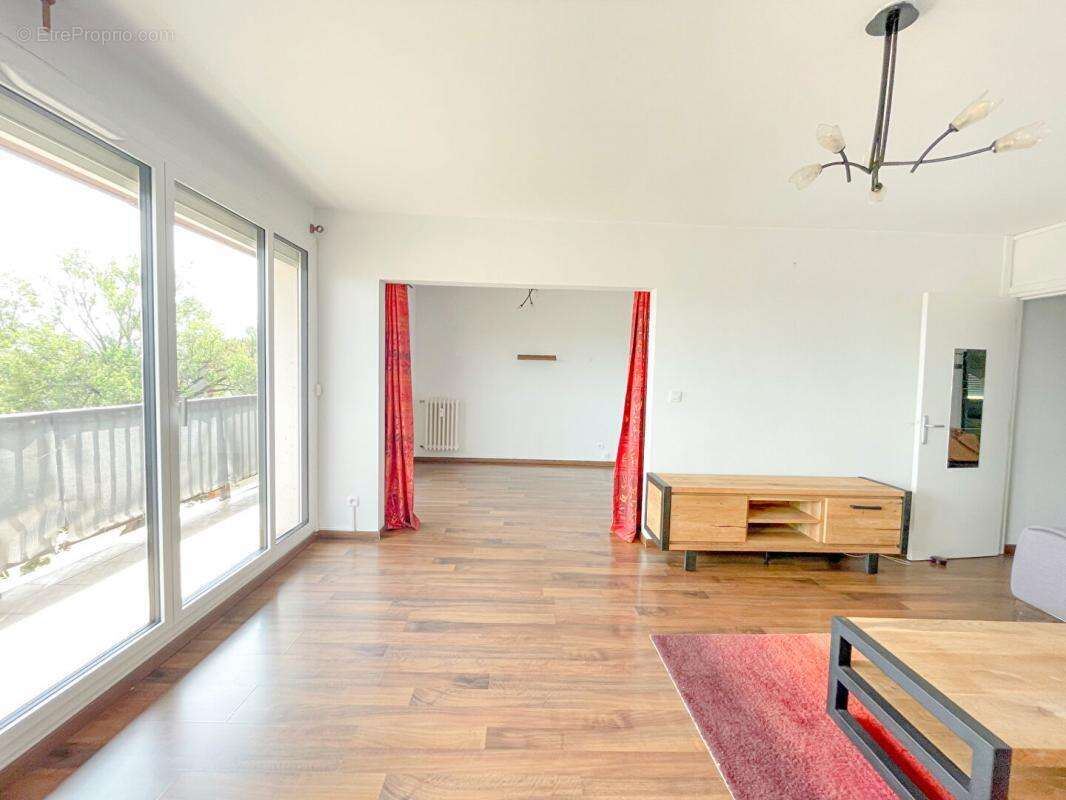 Appartement à BEAUZELLE